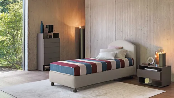 Letto singolo Magnolia in tessuto con testiera arrotondata dalle forme semplici e morbide di Flou