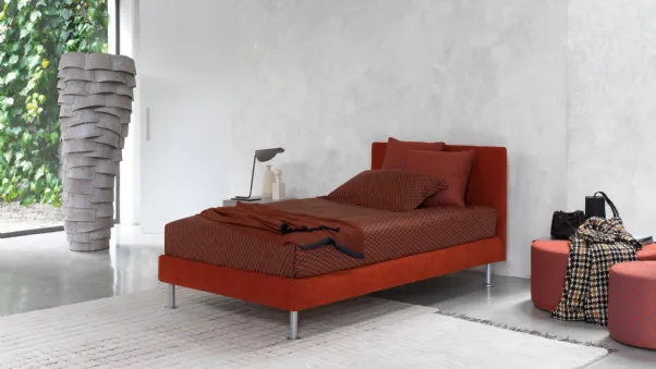 Letto in tessuto con piedini in metallo Notturno Singolo di Flou
