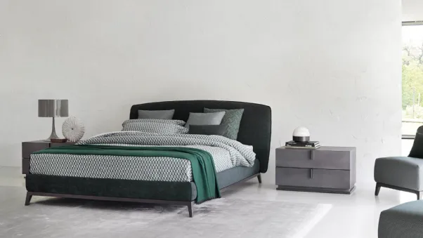 Letto in tessuto con piedini in metallo dal segno unico e originale Olivier di Flou