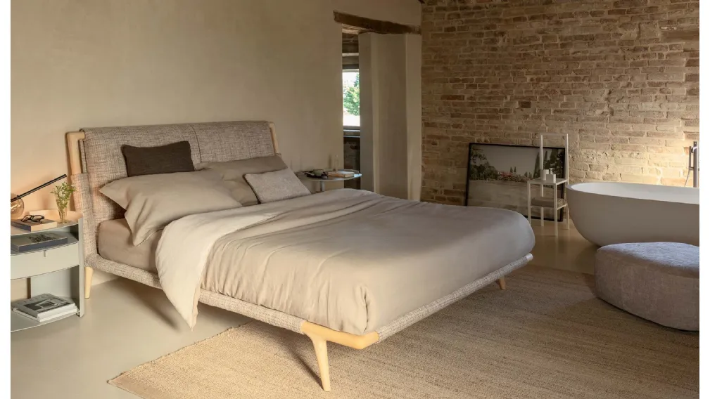 Letto in tessuto con struttura in massello di frassino curvato Gaudì di Flou