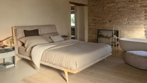 Letto in tessuto con struttura in massello di frassino curvato Gaudì di Flou