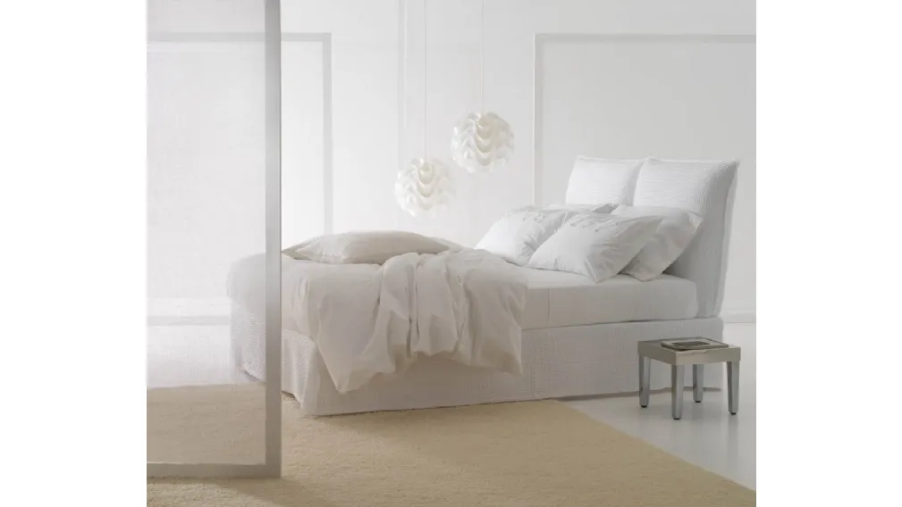 Letto matrimoniale in tessuto con testiera costituita da 2 grandi cuscini imbottiti Milos di Horm