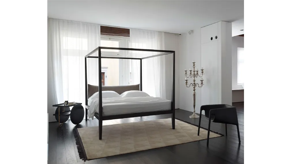 Letto Moheli Baldacchino con testiera in tessuto imbottito di Horm
