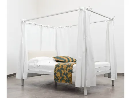 Letto Moheli Baldacchino con testiera in tessuto imbottito di Horm