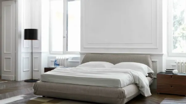 Letto in tessuto imbottito con testiera Nest di Horm
