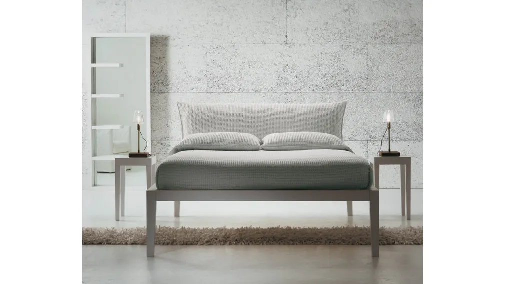 Letto con testiera in tessuto imbottito Moheli di Horm