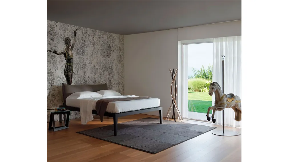 Letto con testiera in tessuto imbottito Moheli di Horm