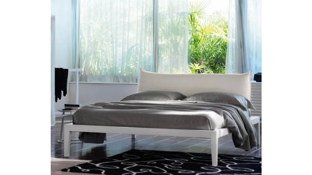 Letto con testiera in tessuto imbottito Moheli di Horm