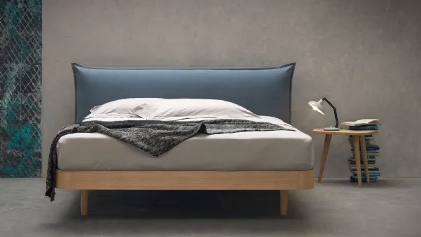 Letto con testiera in tessuto imbottito Tender di Morassutti