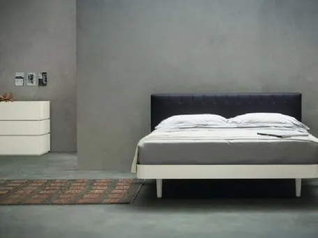 Letto matrimoniale imbottito con testiera trapuntata e giroletto e piedini in legno laccato avorio opaco Simply Cuciture di Morassutti