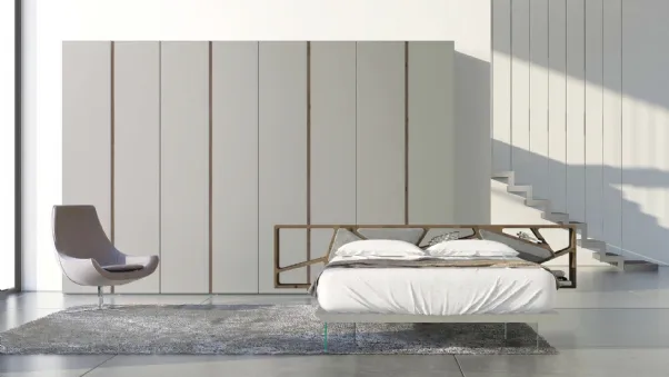 Letto con testiera in abete tinta tabacco con 4 cuscini in econabuk cenere, giroletto laccato opaco grigio e piedi in vetro Space 02 di Voltan