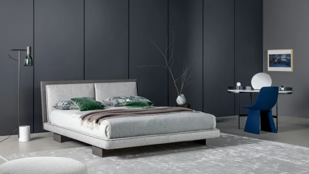 Letto matrimoniale Tara in tessuto e pelle di Bonaldo