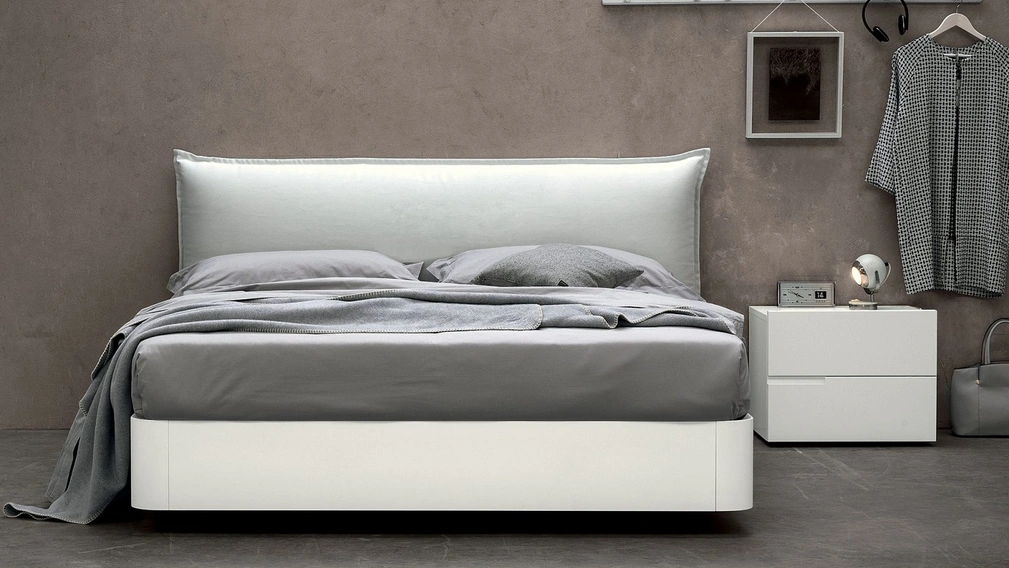 Letto in Rovere con testiera in tessuto imbottito Tender di Morassutti