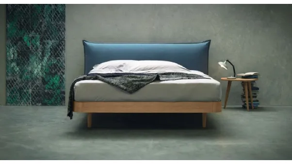 Letto in legno di Rovere con testiera imbottita rivestita in tessuto Tender di Morassutti
