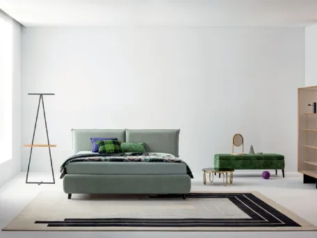 Letto in tessuto imbottito con testiera Philip Basso di Twils