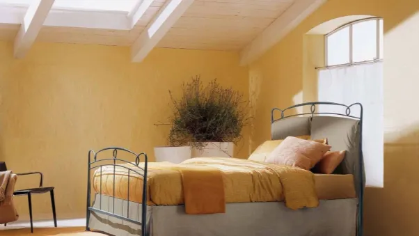 Letto in ferro battuto con testiera rivestita in tessuto imbottito e contenitore Versilia di Bontempi