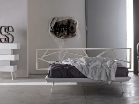 Letto con testiera in abete e giroletto in ecopelle Space 01 di Voltan