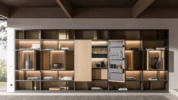 Libreria a muro 505 UP SYSTEM 05 in legno e laccato con mobile bar centrale di Molteni & C