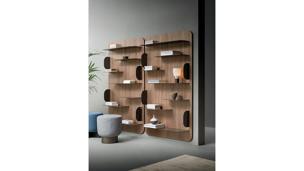 Libreria a muro Blabla in legno con ripiani in metallo di Bonaldo