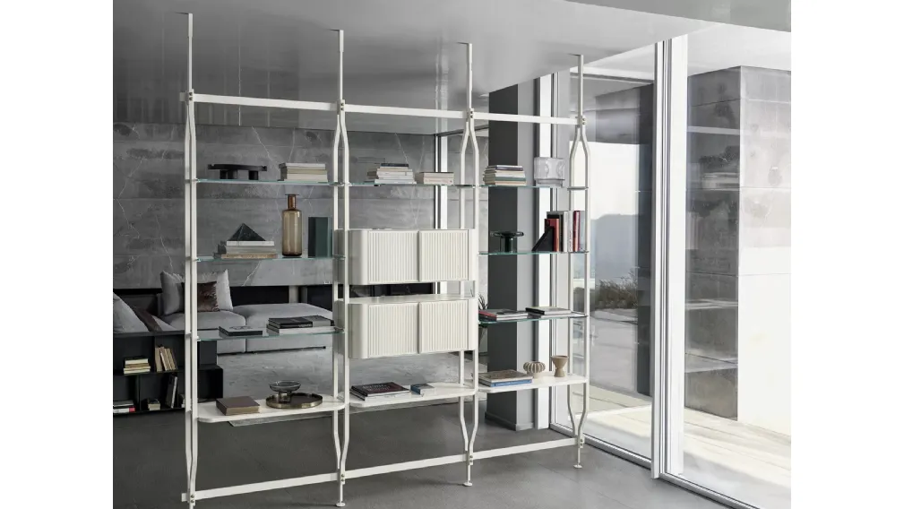 Libreria divisoria Charlotte a soffitto in acciaio laccato con ripiani in cristallo di Bontempi