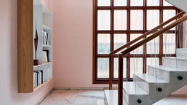 Libreria sospesa in laccato opaco e olmo D 357 2 di Molteni & C