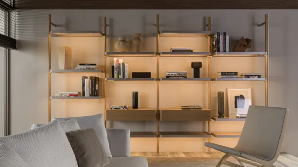 Libreria componibile con montanti in metallo Hector 01 di Molteni & C