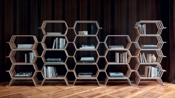 Libreria componibile MHC2 in legno curvato rivestito in Noce di Molteni & C