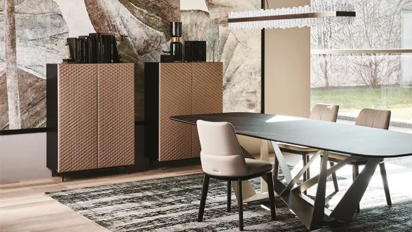 Madia in legno goffrato con base in acciaio e ante in ecopelle Tiffany di Cattelan Italia