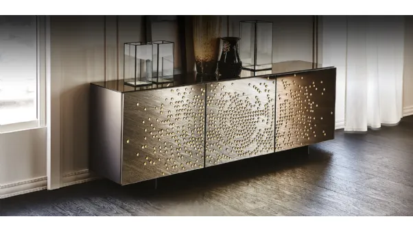Madia con ante in cristallo specchiato bronzo acidato con decori in rilievo in nero lucido Voyager di Cattelan Italia