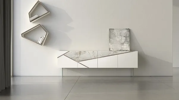 Madia Comp 12 in laccato bianco, ceramica e bronzo graffiato di Voltan