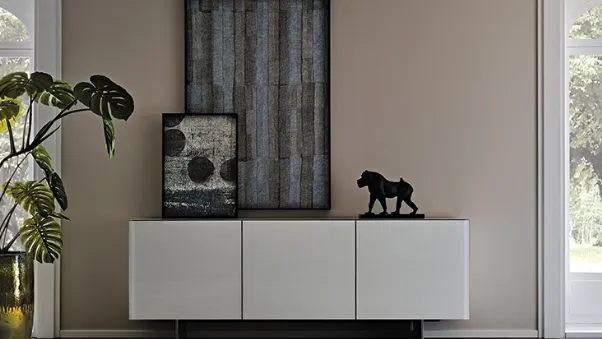 Madia in legno laccato opaco e ante in cristallo verniciate Focus di Cattelan Italia