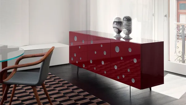 Madia in laccato lucido con inserti circolari in metacrilato che si illuminano accendendo le luci interne Polka Dots di Horm