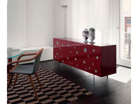 Madia in laccato lucido con inserti circolari in metacrilato che si illuminano accendendo le luci interne Polka Dots di Horm