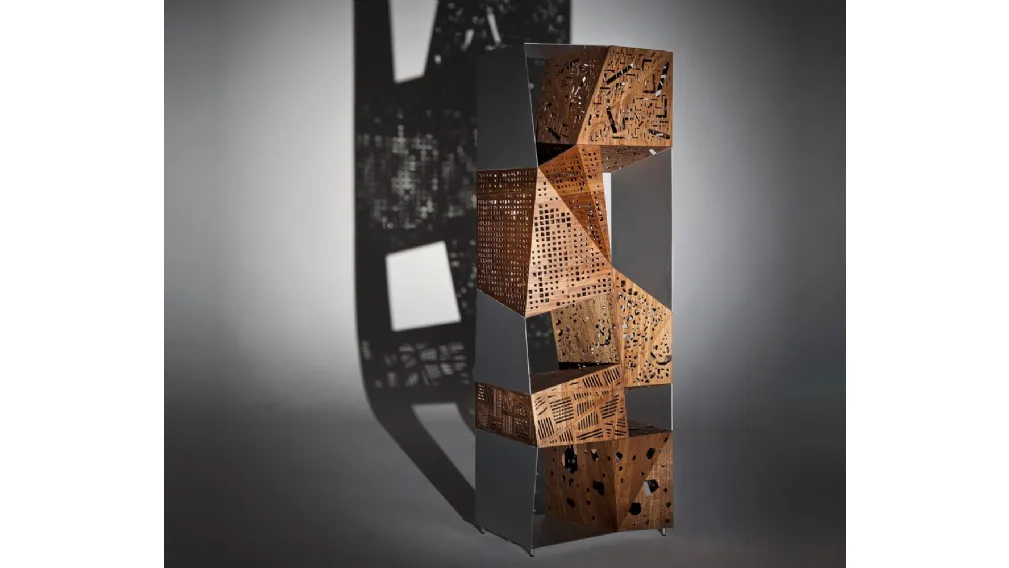 Madia scultura in legno traforato a laser e in laccato bianco opaco Riddled Totem di Horm