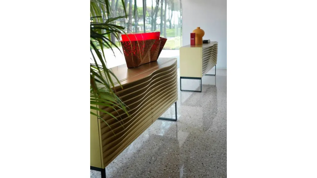 Madia realizzata con sottili lamine in MDF laccato opaco Tide Buffet di Horm