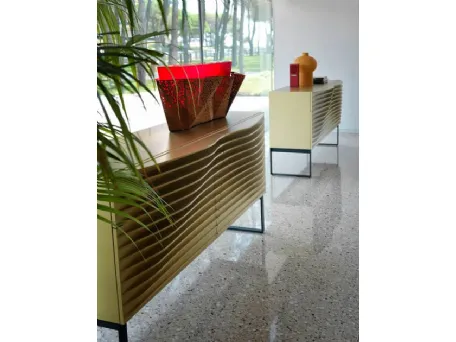 Madia realizzata con sottili lamine in MDF laccato opaco Tide Buffet di Horm