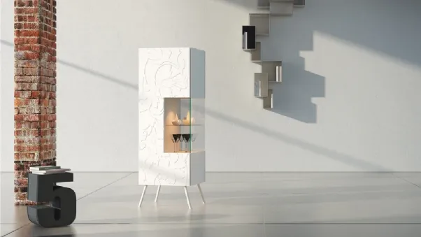 Madia verticale Comp 10 in laccato bianco con bassorilievo e vetrina di Voltan