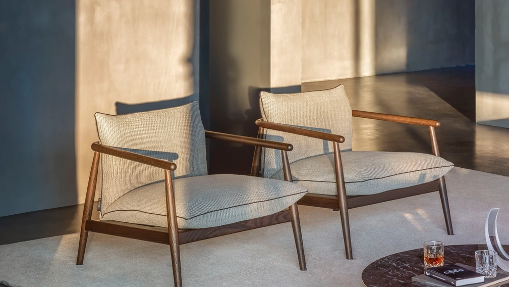 Poltroncina Karin in tessuto imbottito con struttura in legno di Desirèe