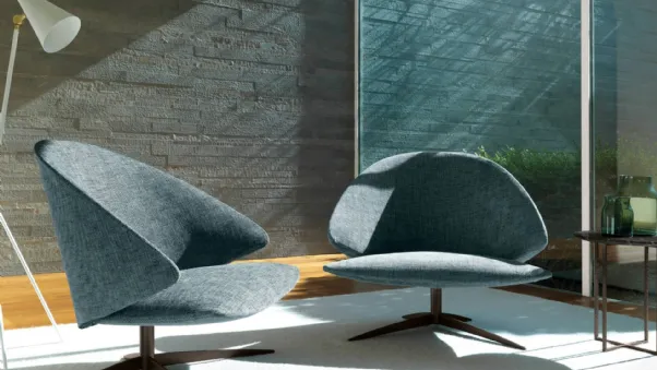 Poltroncina di design in tessuto imbottito Koster di Desirèe