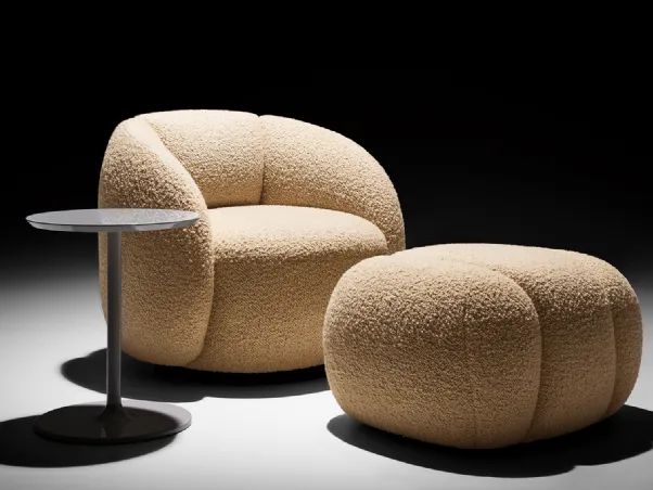 Poltroncina di design in tessuto imbottito ispirata ad un fiore One Flo di Desirèe