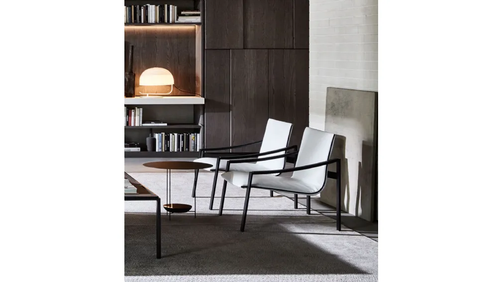 Poltroncina Allure in tessuto bianco e struttura in laccato Nero opaco di Molteni & C