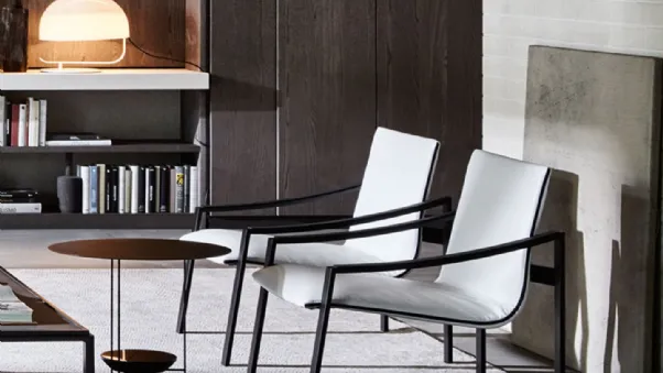 Poltroncina Allure in tessuto bianco e struttura in laccato Nero opaco di Molteni & C