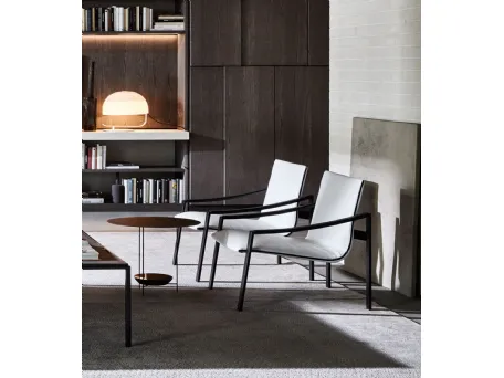 Poltroncina Allure in tessuto bianco e struttura in laccato Nero opaco di Molteni & C