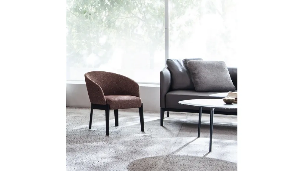 Poltroncina Chelsea 04 in tessuto con gambe in legno di Molteni & C