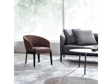 Poltroncina Chelsea 04 in tessuto con gambe in legno di Molteni & C