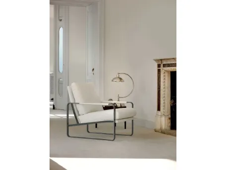 Poltrona Clarissa rivestita in tessuto imbottito con struttura in acciaio laccato di Bontempi