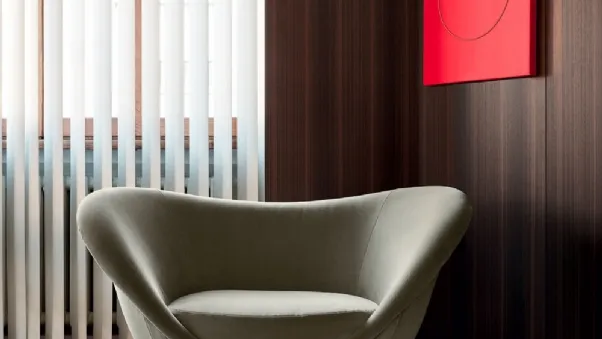 Poltroncina di design in tessuto con gambe in metallo D 154 2 di Molteni & C