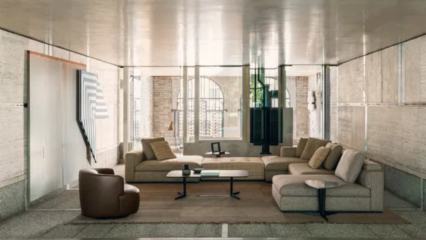 Poltroncina dalle forme tondeggianti in pelle imbottita Elain di Molteni & C