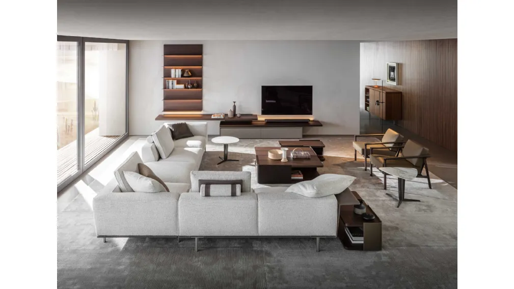 Poltroncina Gillis in pelle con struttura in legno con schienale con cinghie in cuoio di Molteni & C