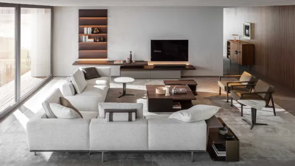 Poltroncina Gillis in pelle con struttura in legno con schienale con cinghie in cuoio di Molteni & C
